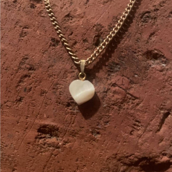 Heart shaped pendant carved from stone rose quartz - Picture 2 of 4